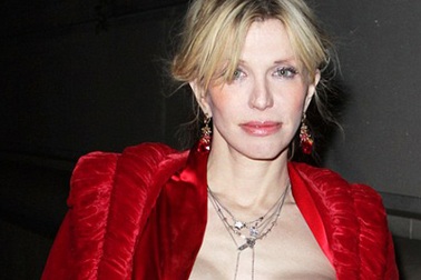 Courtney Love lại ngang nhiên “khoe hàng”