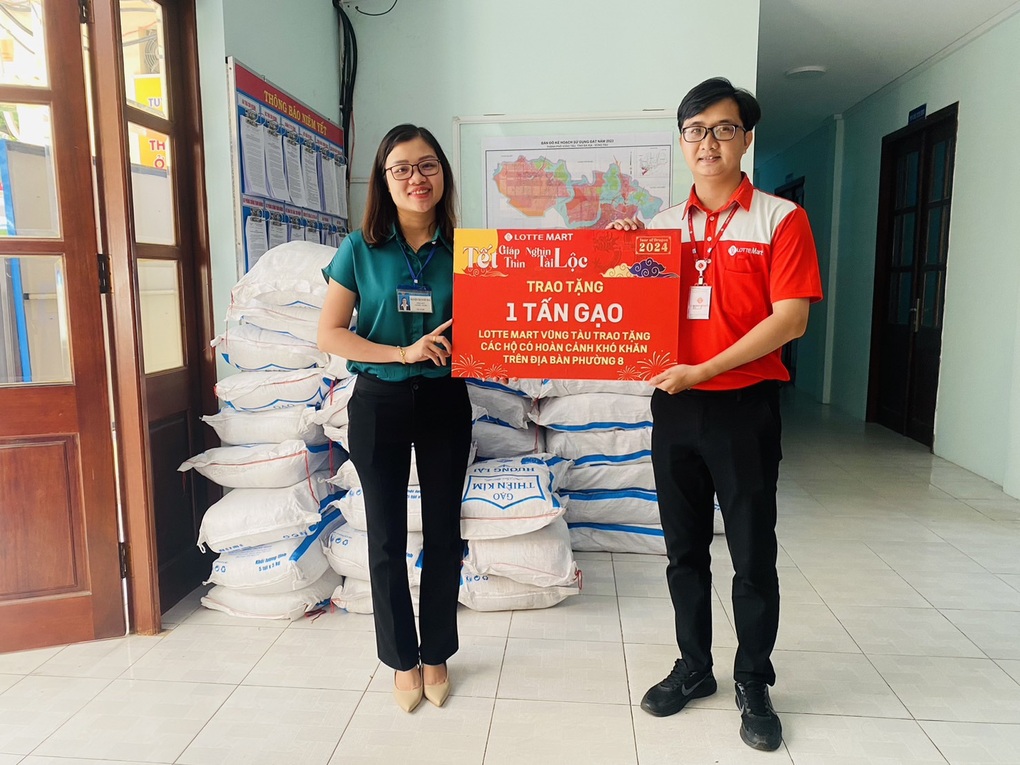 LOTTE Mart trao tặng 16 tấn gạo cho các hộ gia đình khó khăn - 1 LOTTE Mart trao tặng 16 tấn gạo cho các hộ gia đình khó khăn - 1