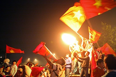 Video: “Cháy hết mình” với sắc đỏ Việt Nam