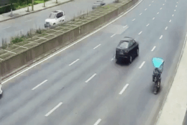 Hai người đàn ông ngồi trên nóc ô tô phóng như bay để hóng gió