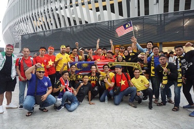 Cổ động viên Malaysia hâm nóng bầu không khí căng thẳng tại Bukit Jalil