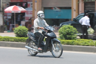 Nắng gay gắt, "cánh mày râu" cũng kín như ninja