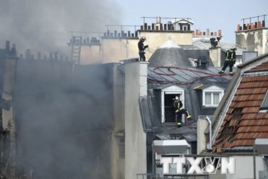Nổ khí gas tại tòa nhà chung cư giữa trung tâm Paris