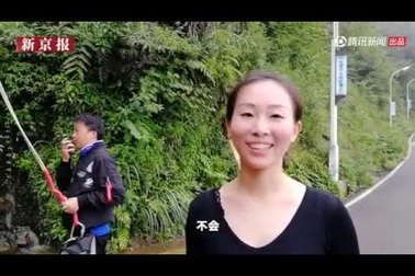 Cô gái đu dây xuống núi đi đưa cơm