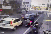 Nhà cao tầng đổ sập xuống đường phố đông đúc trong động đất Đài Loan