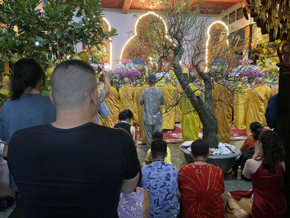 Sau giao thừa, nhiều người đi chùa cầu bình an - 5 Sau giao thừa, nhiều người đi chùa cầu bình an - 5