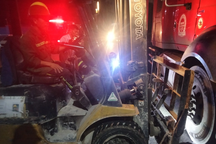 Cứu bé trai 13 tuổi kẹt nửa người dưới đầu xe container