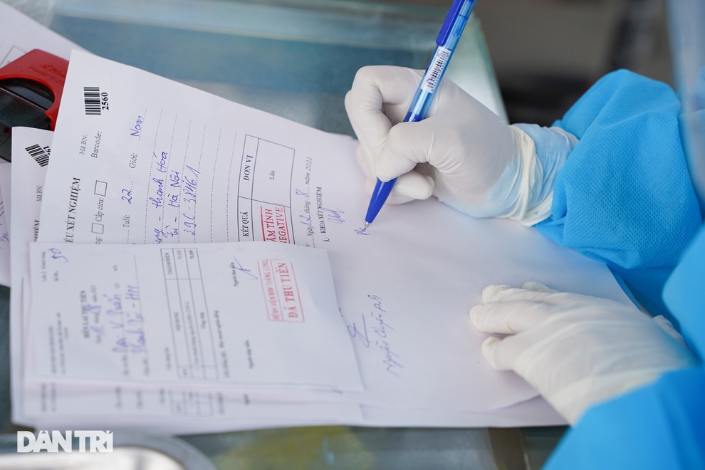Test nhanh Covid-19 lưu động cho lái xe luồng xanh ngay tại bến ở Hà Nội - 9 Test nhanh Covid-19 lưu động cho lái xe luồng xanh ngay tại bến ở Hà Nội - 9