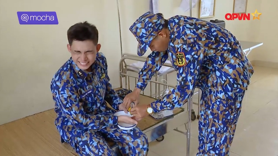 Jun Phạm thách đấu tiểu đội trưởng, bị thương ở hai bàn tay - 5 Jun Phạm thách đấu tiểu đội trưởng, bị thương ở hai bàn tay - 5