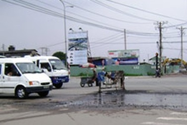 Nước cống “khoan” đường chui lên 