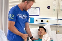 Chủ tịch Hữu Thắng và HLV Mano Polking đến bệnh viện xin lỗi Hùng Dũng