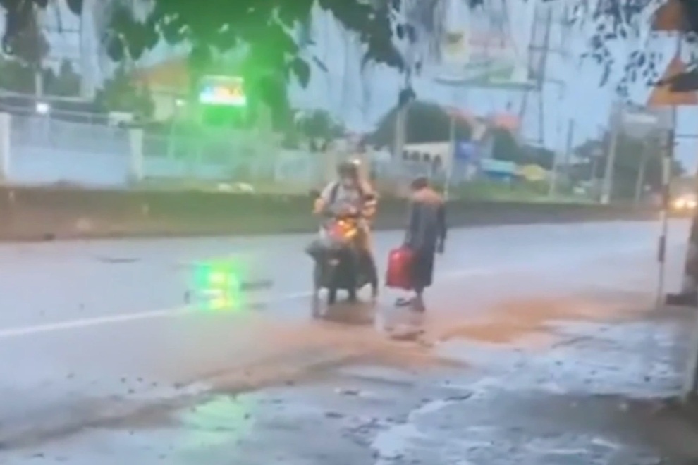Thầy giáo tháo dép tặng người đàn ông đi chân trần về quê - 1 Thầy giáo tháo dép tặng người đàn ông đi chân trần về quê - 1