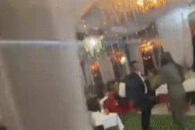 Lặng lẽ từ Hàn Quốc về dự đám cưới, chị khiến em trai và người thân òa khóc