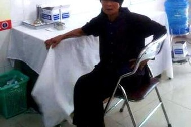 Cụ bà nghèo được bác sĩ góp tiền tiêm vắc xin phòng dại