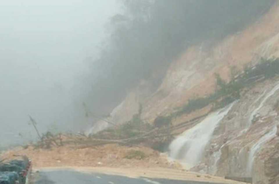 Đường Nha Trang - Đà Lạt sạt lở gần 2.000m3 đất đá, tê liệt hoàn toàn - 1 Đường Nha Trang - Đà Lạt sạt lở gần 2.000m3 đất đá, tê liệt hoàn toàn - 1