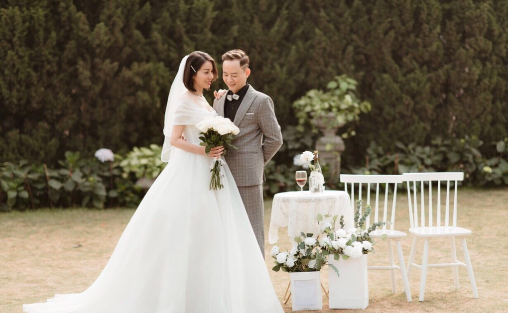 Ảnh cưới lãng mạn của Tùng Dương Người phán xử với vợ 4 kém 12 tuổi - 14 Ảnh cưới lãng mạn của Tùng Dương Người phán xử với vợ 4 kém 12 tuổi - 14