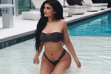 Bố ruột tiết lộ Kylie Jenner chi 400 nghìn USD thuê vệ sỹ mỗi tháng