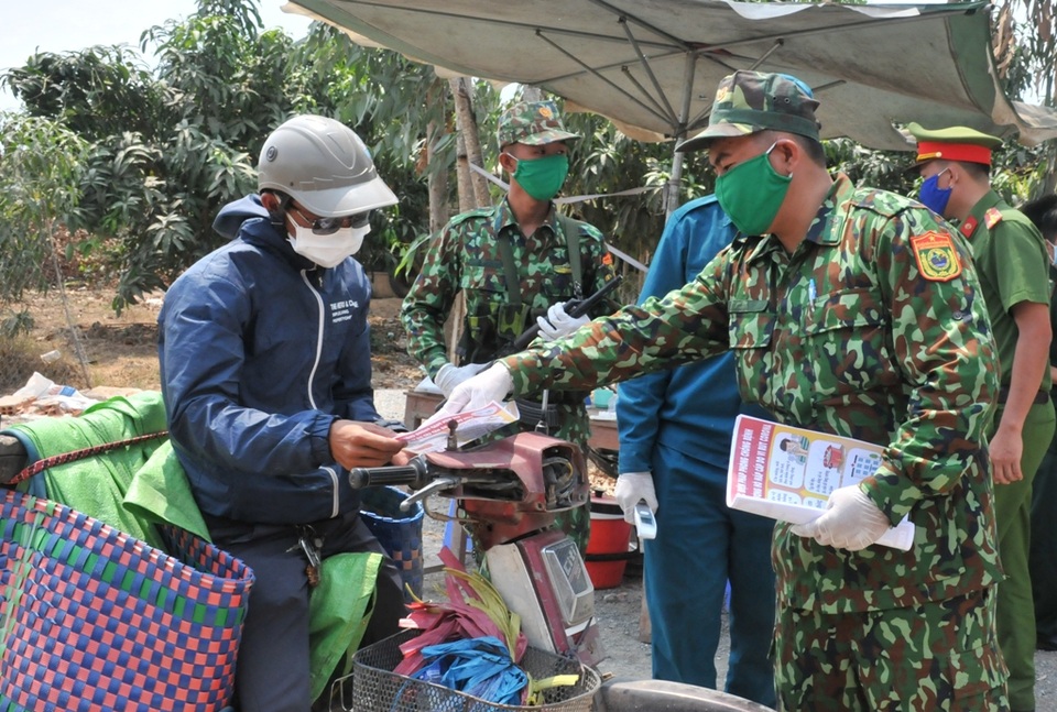 Bộ đội Biên phòng canh đường sông, giữ đường đồng ngăn ngừa dịch Covid-19 - 7 Bộ đội Biên phòng canh đường sông, giữ đường đồng ngăn ngừa dịch Covid-19 - 7