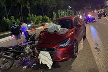 Xe máy đâm trực diện ô tô, một người tử vong trên nắp capo
