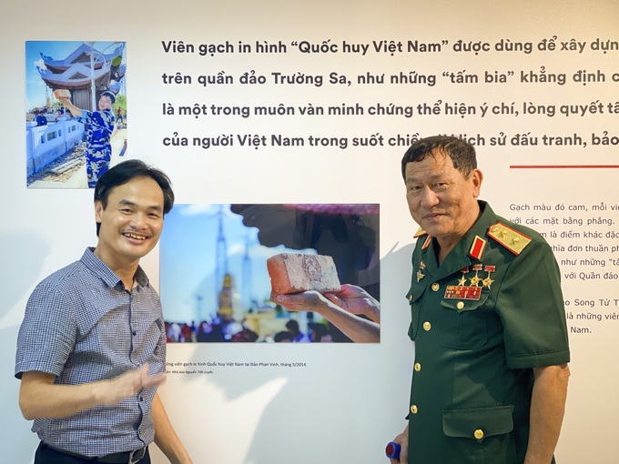 Ảnh của phóng viên Báo LĐ&XH trưng bày Triển lãm “Quốc kỳ, Quốc ca, Quốc huy: Biểu tượng tự hào dân tộc Việt Nam”. - Ảnh 4. Ảnh của phóng viên Báo LĐ&XH trưng bày Triển lãm “Quốc kỳ, Quốc ca, Quốc huy: Biểu tượng tự hào dân tộc Việt Nam”. - Ảnh 4.