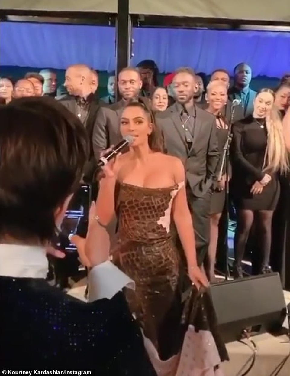 Khám phá tiệc giáng sinh xa hoa của gia đình Kardashian - 10 Khám phá tiệc giáng sinh xa hoa của gia đình Kardashian - 10