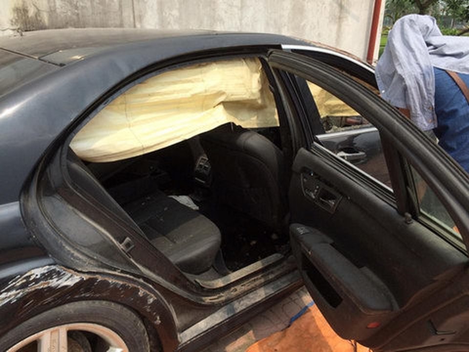 Xót xa nhìn loạt xe Mercedes-Benz đắt đỏ bị vứt xó ở Hà Nội - 5 Xót xa nhìn loạt xe Mercedes-Benz đắt đỏ bị vứt xó ở Hà Nội - 5