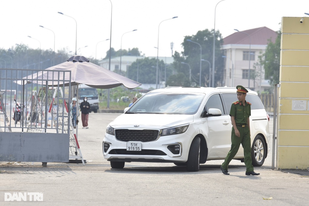 Ngọc Trinh rời trại tạm giam T30 về nhà - 2 Ngọc Trinh rời trại tạm giam T30 về nhà - 2