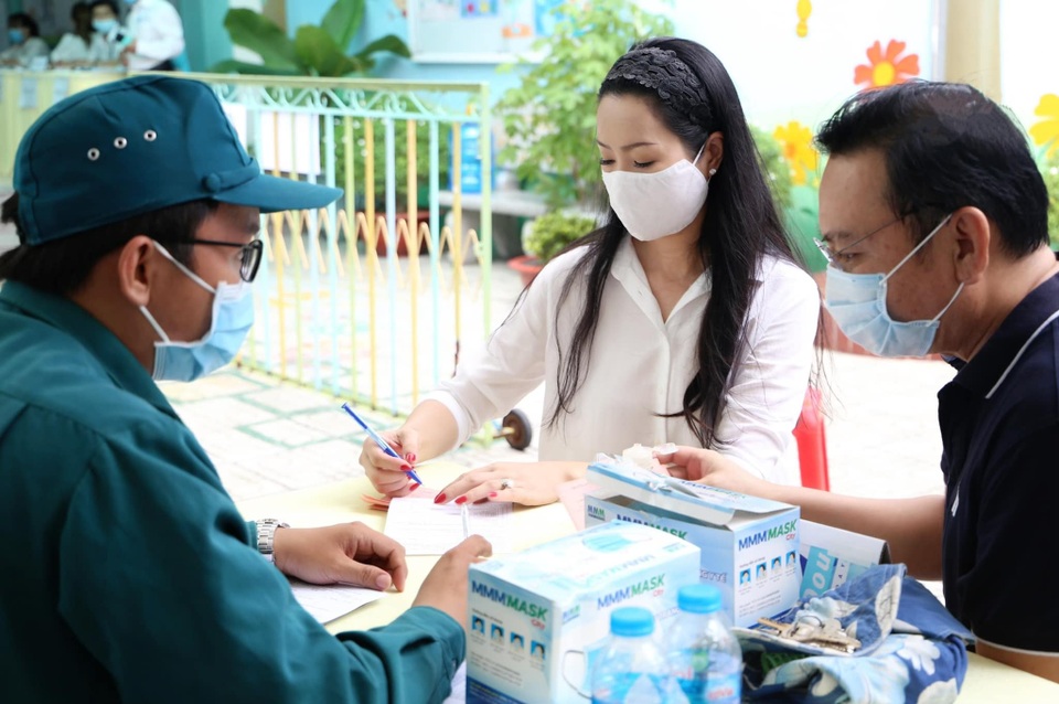 Nghệ sĩ Việt cả nước tích cực tham gia bầu cử trong ngày hội toàn dân - 3 Nghệ sĩ Việt cả nước tích cực tham gia bầu cử trong ngày hội toàn dân - 3