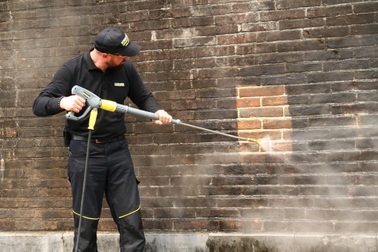 Xem công nghệ tẩy rêu hiện đại trên di sản UNESCO tại Huế