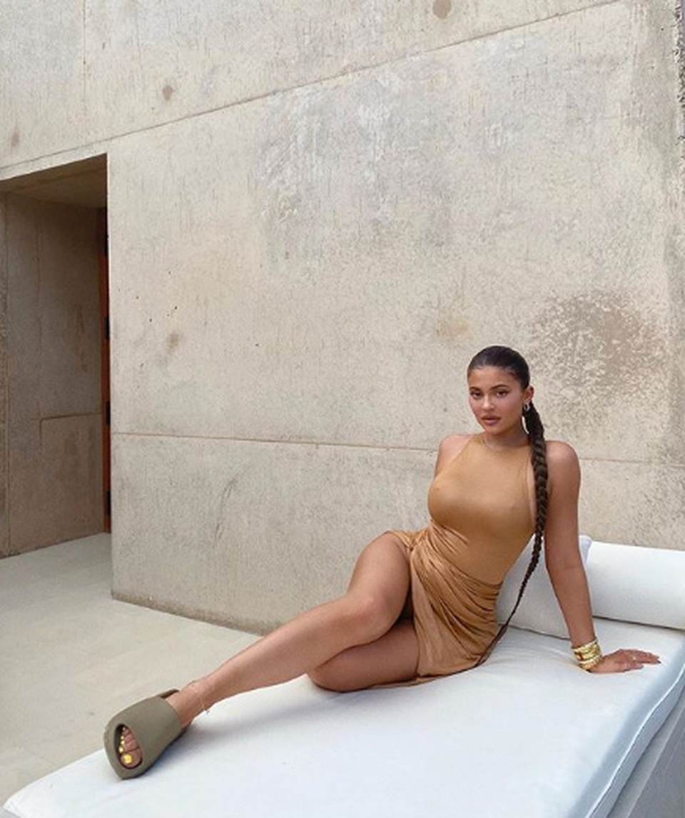 Kylie Jenner bốc lửa trong kỳ nghỉ ở sa mạc - 3 Kylie Jenner bốc lửa trong kỳ nghỉ ở sa mạc - 3