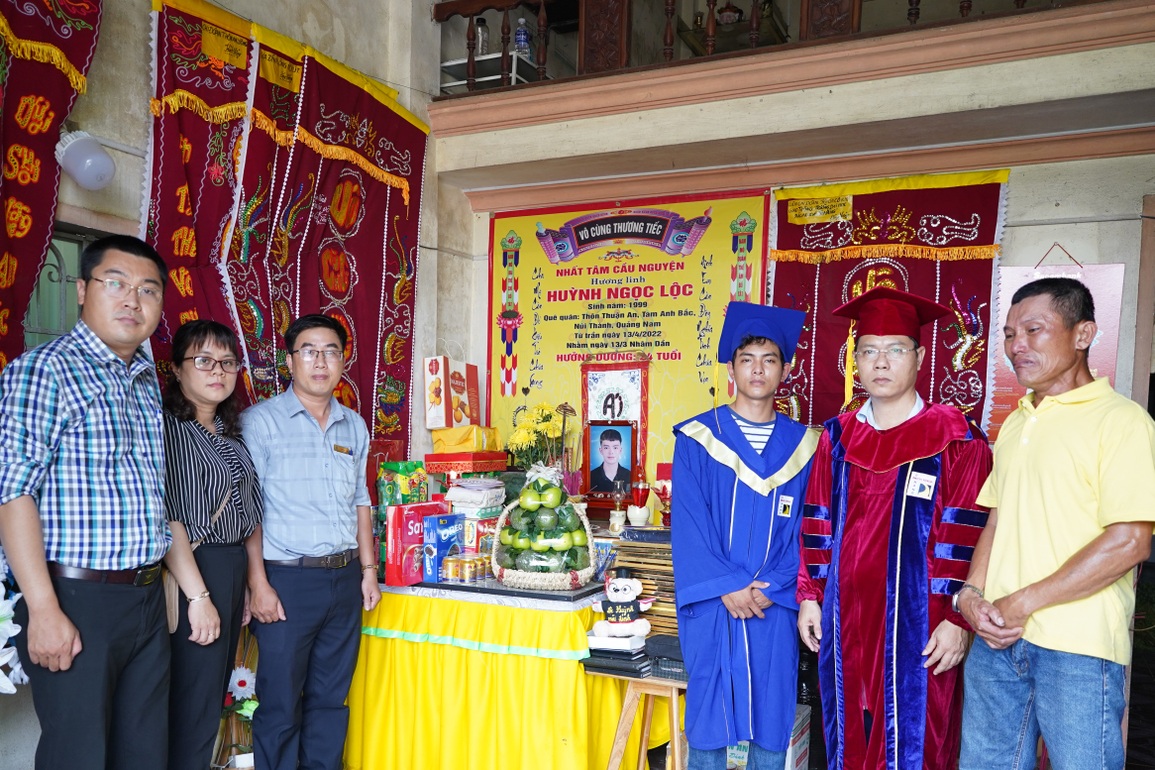 Xúc động lễ trao bằng tốt nghiệp đặc cách cho sinh viên qua đời vì bạo bệnh - 2 Xúc động lễ trao bằng tốt nghiệp đặc cách cho sinh viên qua đời vì bạo bệnh - 2