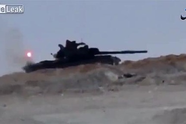 Cú thoát thân cực đỉnh của T-62M khiến Leopard 2A4 lép vế