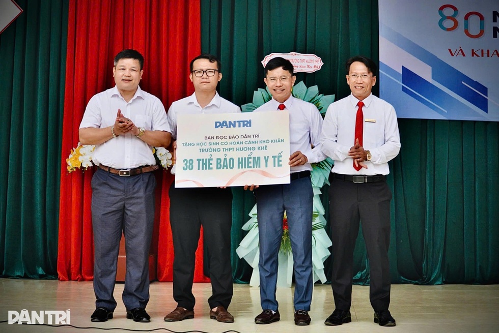 Báo Dân trí trao gần 900 thẻ BHYT đến học sinh tại miền Trung - Tây Nguyên - 5 Báo Dân trí trao gần 900 thẻ BHYT đến học sinh tại miền Trung - Tây Nguyên - 5