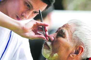 Hơn 30 "cây kéo vàng" cắt tóc miễn phí tại Hà Nội