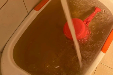 Bỏ tiền mua nước sạch nhưng bẩn như... nước ao