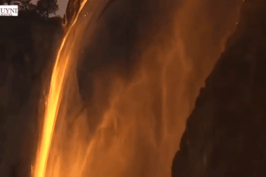 Thác lửa cực hiếm: Hiện tượng thiên nhiên kỳ thú