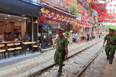Sau video tai nạn tàu đâm bàn ghế, phố cà phê đường tàu vẫn nhộn nhịp khách
