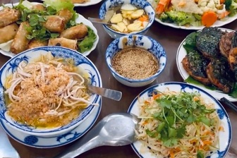 Tranh cãi mâm cỗ nghệ nhân ở Bát Tràng 6 người giá 2,7 triệu đồng đắt đỏ