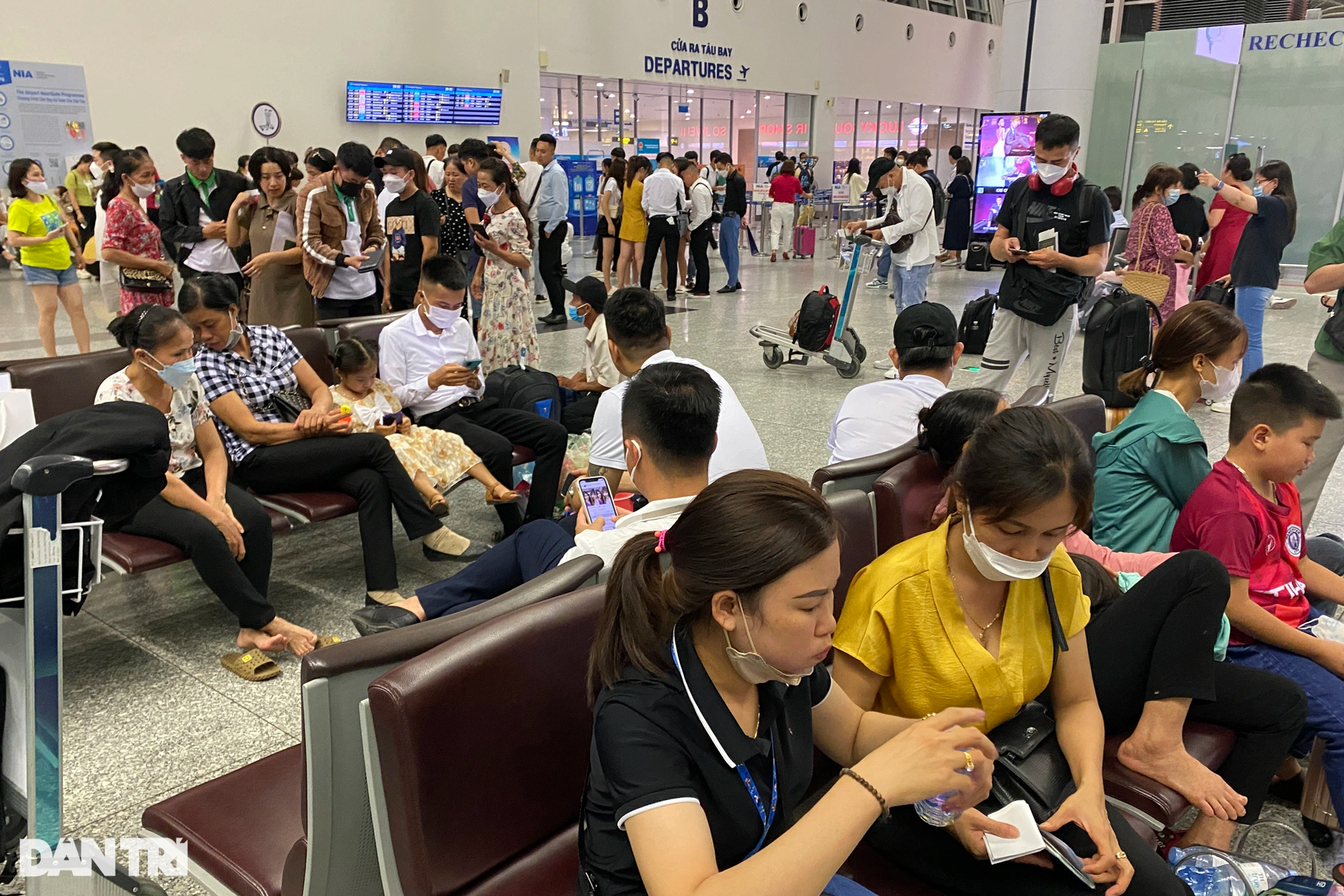 Sân bay Nội Bài chật kín khách, nhiều tuyến đường Hà Nội ùn tắc chiều 31/8 - 11 Sân bay Nội Bài chật kín khách, nhiều tuyến đường Hà Nội ùn tắc chiều 31/8 - 11