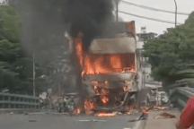 Hỏa hoạn thiêu rụi xe đầu kéo ở TPHCM, đường về Long An ùn tắc 3km
