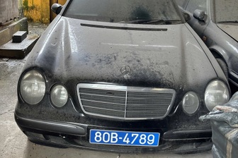 Hai ô tô Mercedes biển xanh 80B bán đấu giá được hơn 90 triệu đồng