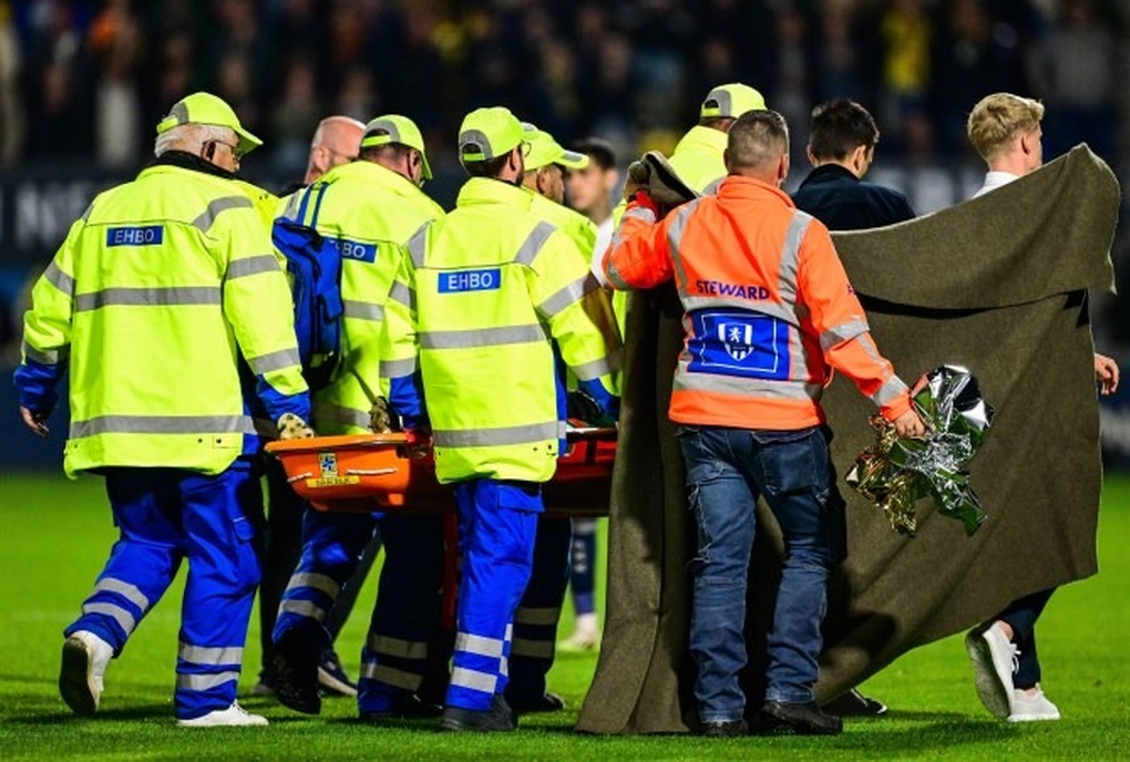 Trận đấu của Ajax Amsterdam hủy giữa chừng do thủ môn bất tỉnh - 2 Trận đấu của Ajax Amsterdam hủy giữa chừng do thủ môn bất tỉnh - 2
