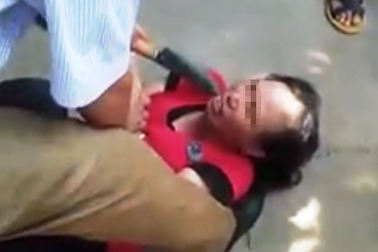 Người phụ nữ bị dân vây bắt, kề dao tra hỏi vì nghi bắt cóc trẻ em