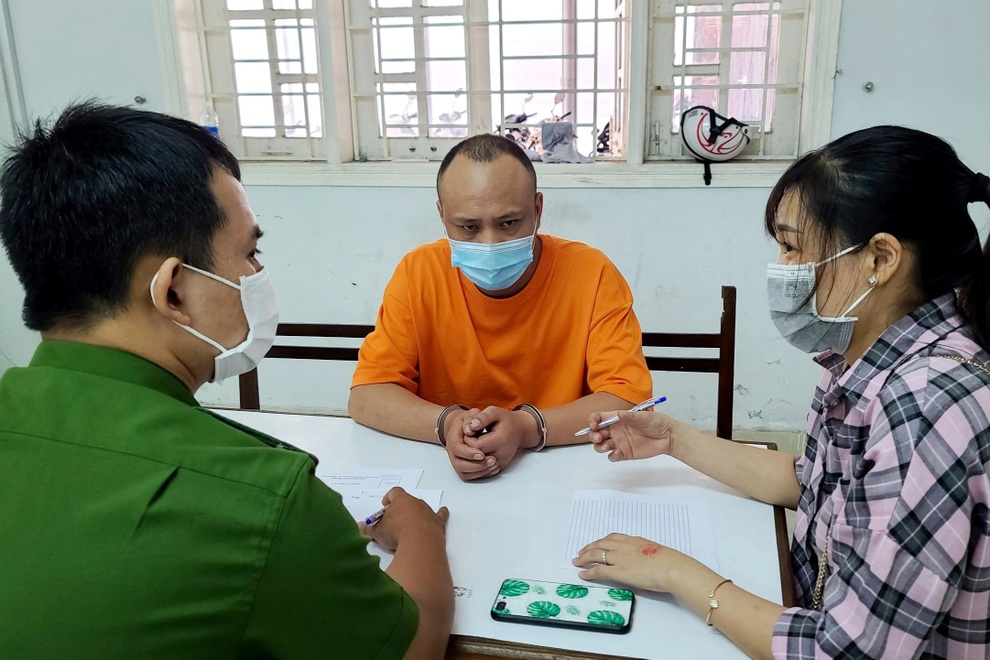 Bắt giữ đầu bếp người Trung Quốc trộm két sắt hơn 3 tỷ đồng - 2 Bắt giữ đầu bếp người Trung Quốc trộm két sắt hơn 3 tỷ đồng - 2