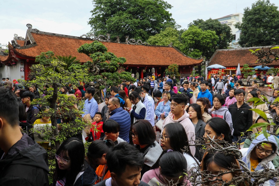 Mưa lạnh người dân vẫn đổ về Văn Miếu xin chữ đầu năm - 5 Mưa lạnh người dân vẫn đổ về Văn Miếu xin chữ đầu năm - 5