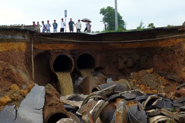 Hà Nội: “Hố tử thần” khổng lồ xuất hiện trên đường Lê Văn Lương