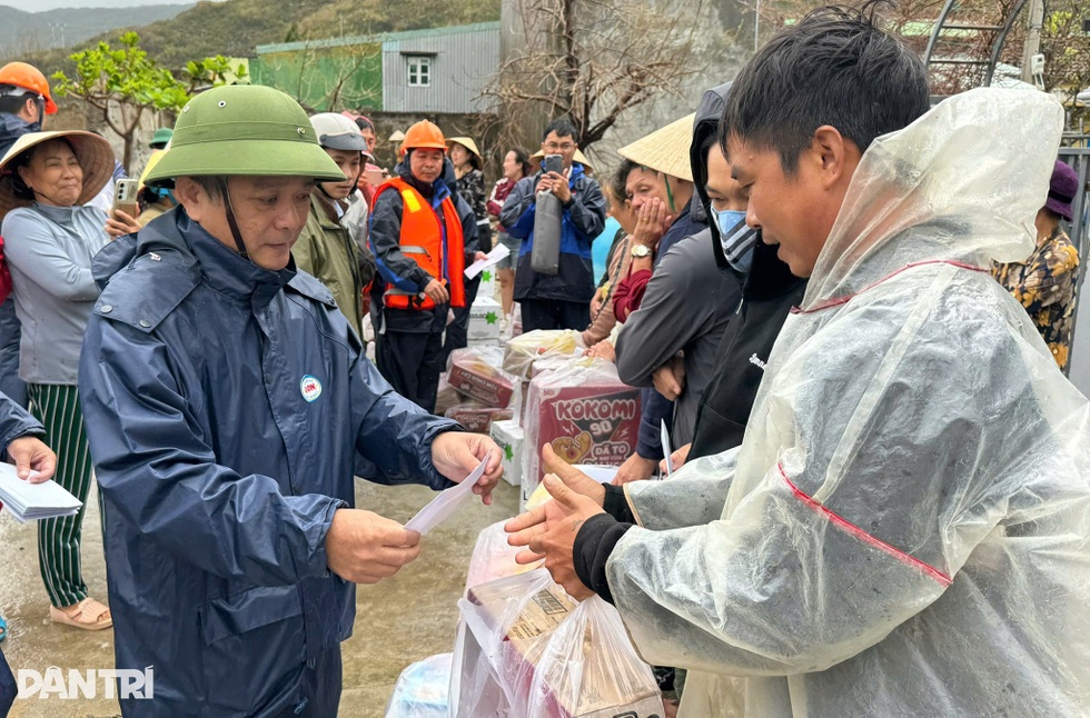 Lũ lụt lịch sử ở miền Trung: Còn người là còn của - 3