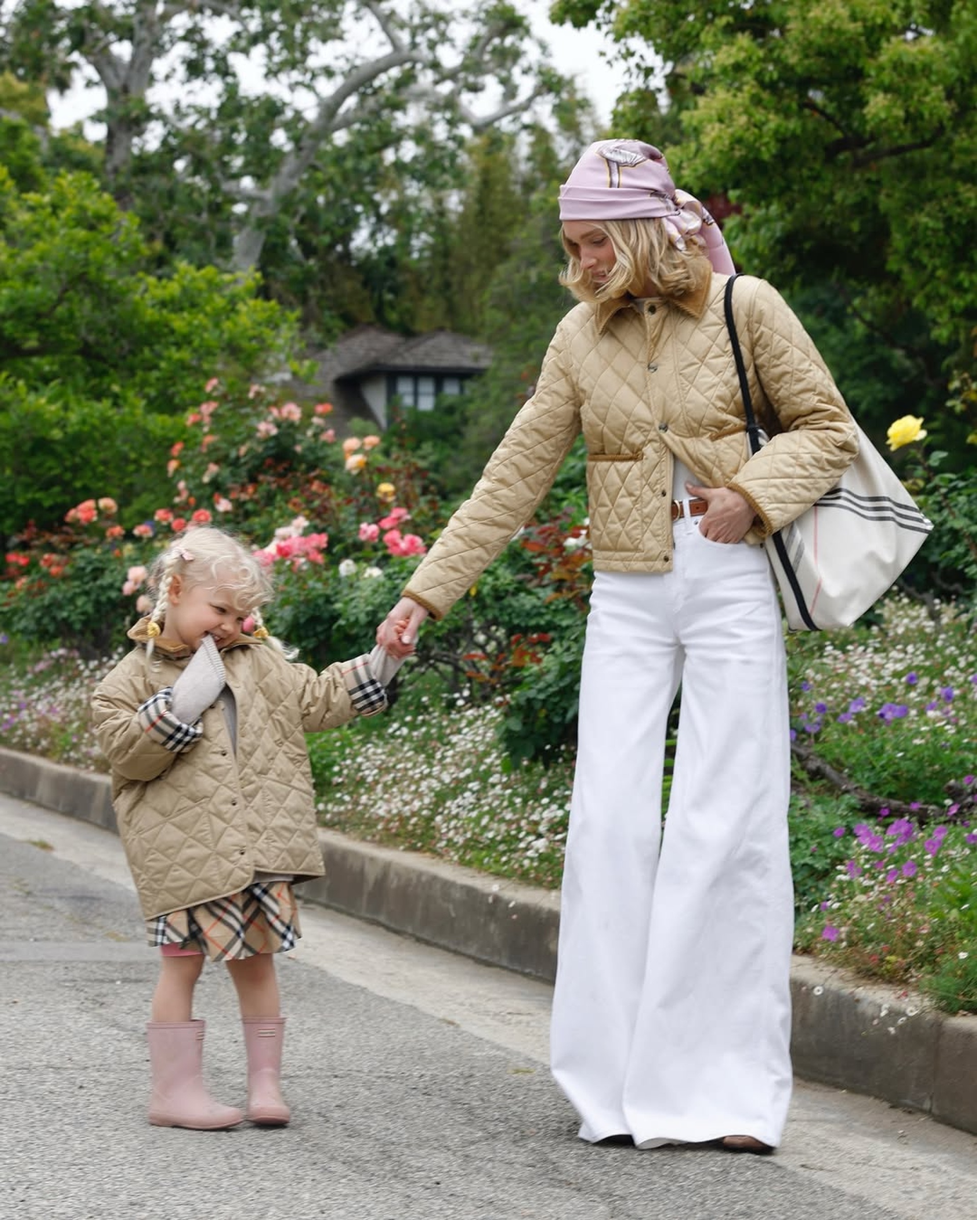 Cựu người mẫu Victorias Secret khoe vòng eo siêu thực dù đã sinh con - 5 Cựu người mẫu Victorias Secret khoe vòng eo siêu thực dù đã sinh con - 5