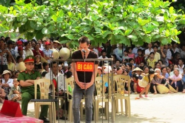 Dùng chân đạp chết bạn nhậu