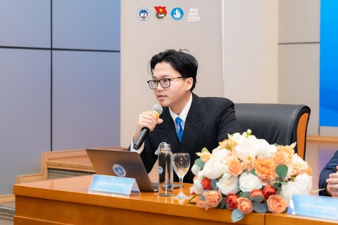 Anh Lê Trí Nhân, Chủ tịch Hội Sinh viên Việt Nam trường Đại học Kinh tế Quốc dân trả lời các câu hỏi đến từ những đơn vị Báo chí, Doanh nghiệp tham dự họp báo..
